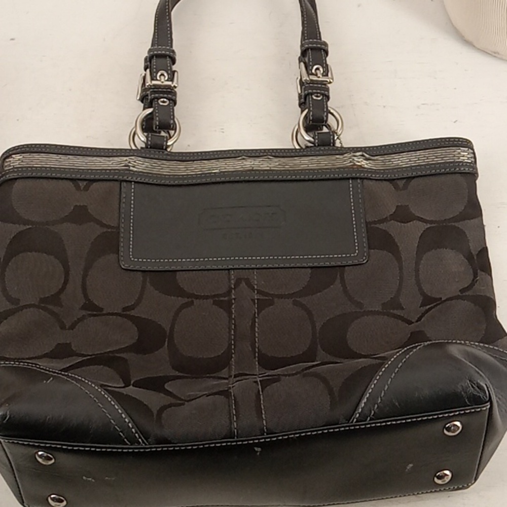 Black Coach Purse One large pocket One small zipper pocket on the inside